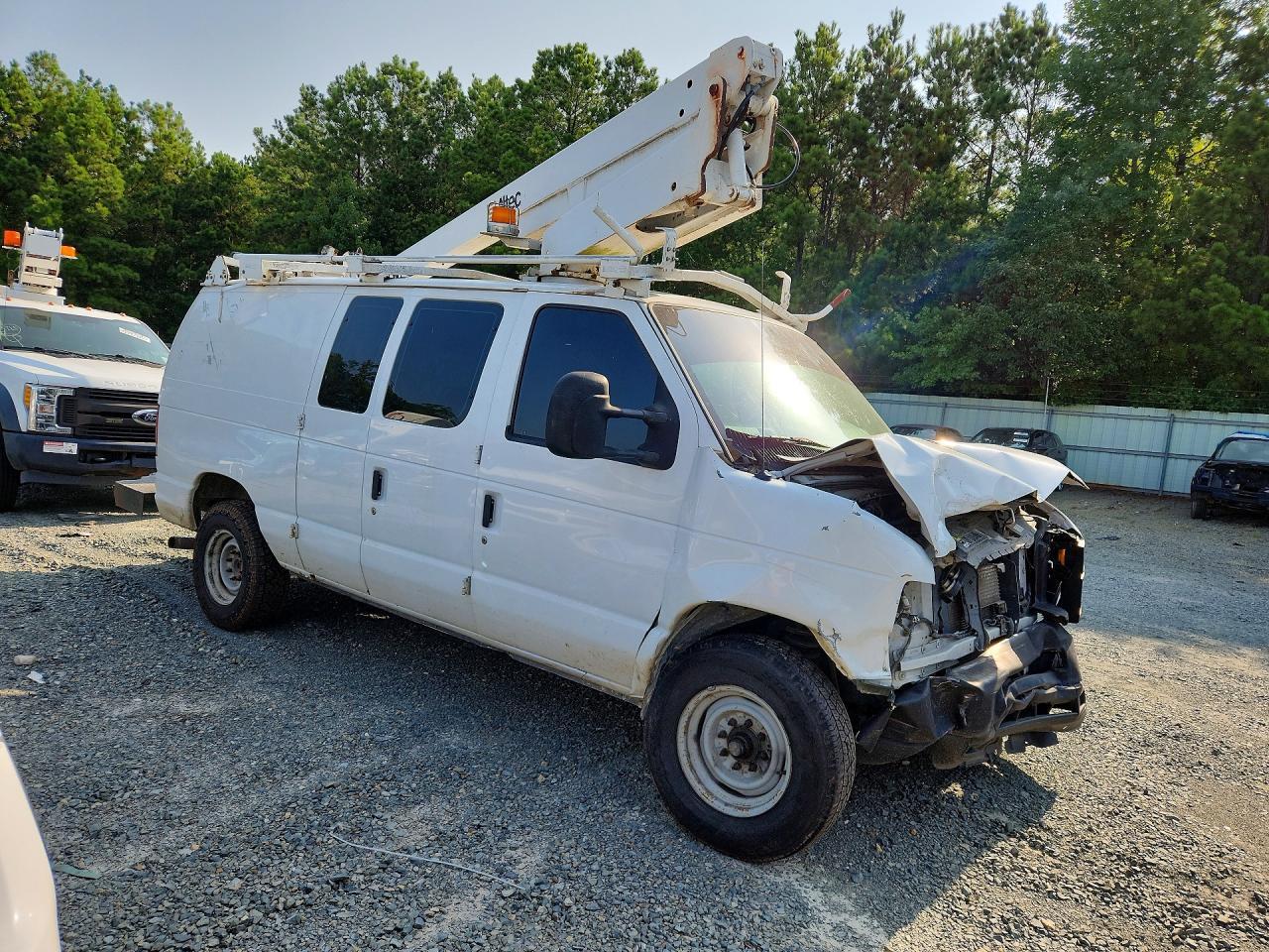 2011 Ford E350 Van With Bucket Lift - Фото 4