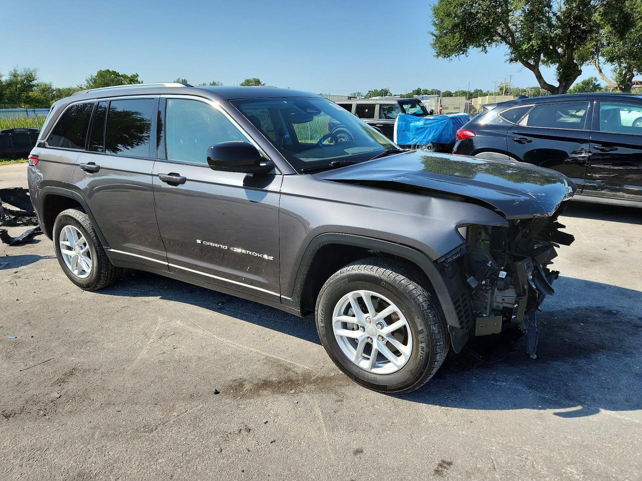 2023 Jeep Grand Cherokee Laredo - Image 4
