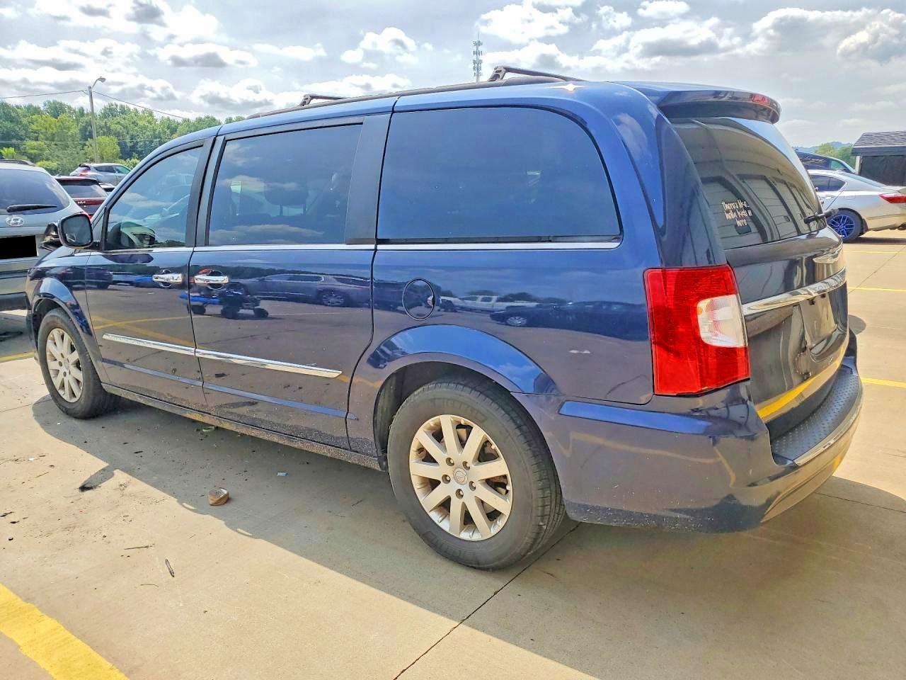 2016 Chrysler Town & Country Touring - Фото 2