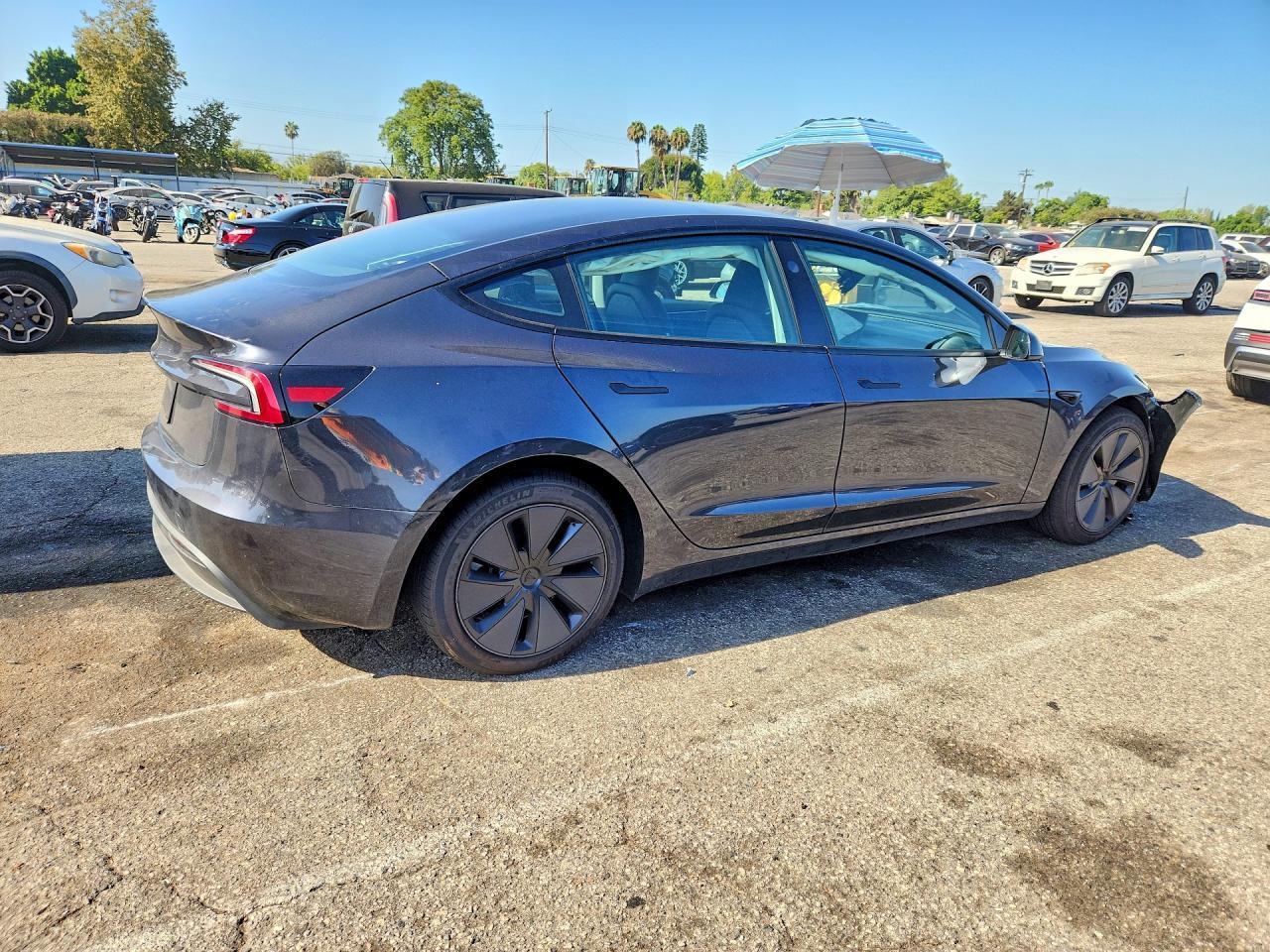 2025 Tesla Model 3 - Фото 3