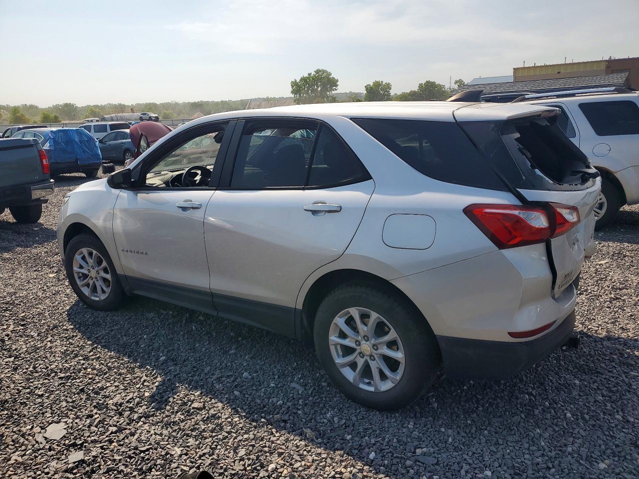 2020 Chevrolet Equinox Ls - Фото 2