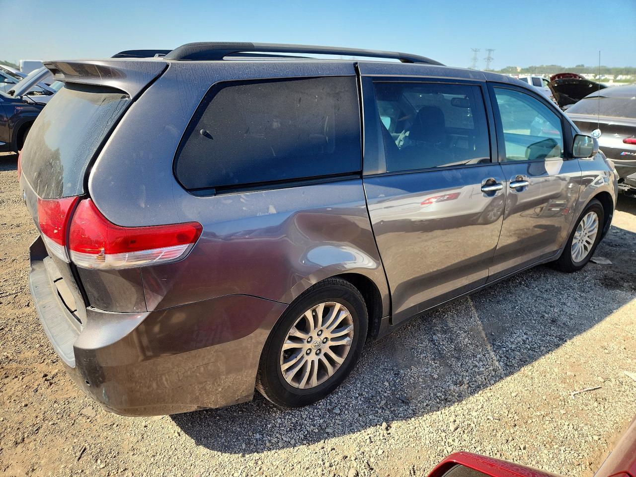 2013 Toyota Sienna Xle 8-Passenger - Фото 3