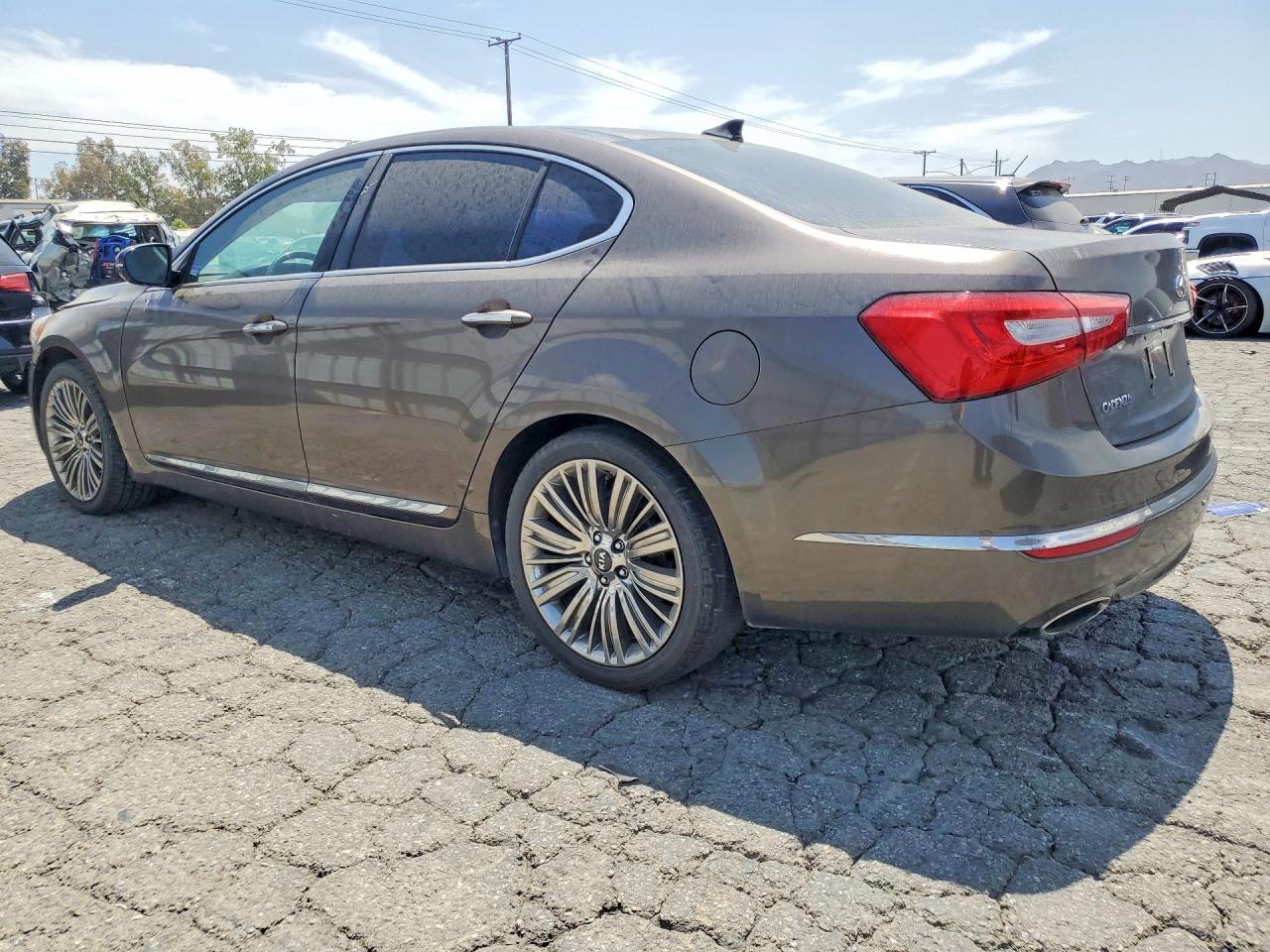 2014 Kia Cadenza Limited - Image 2