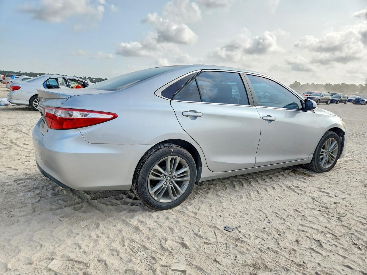 2017 Toyota Camry Se - Фото 3