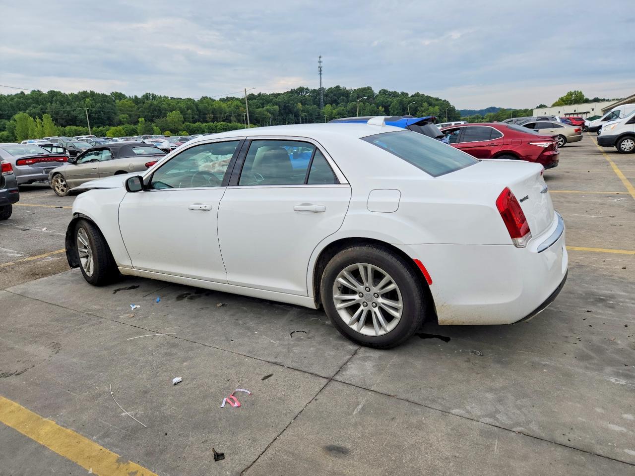 2019 Chrysler 300 Touring - Фото 2
