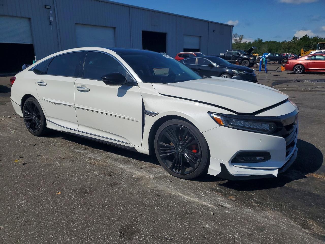 2018 Honda Accord Touring - Image 4