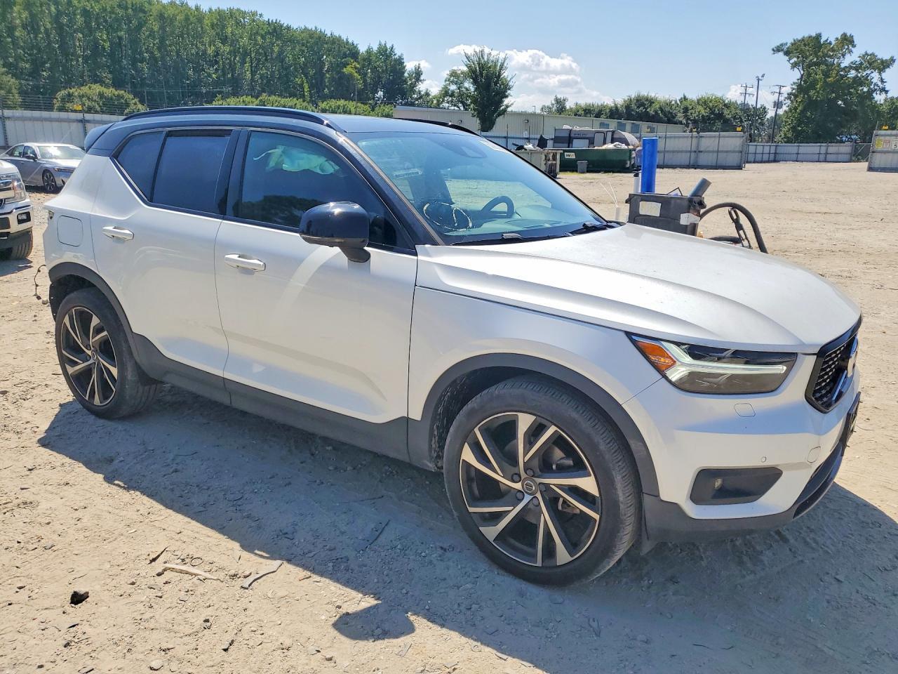 2022 Volvo Xc40 T5 R-Design - Фото 4