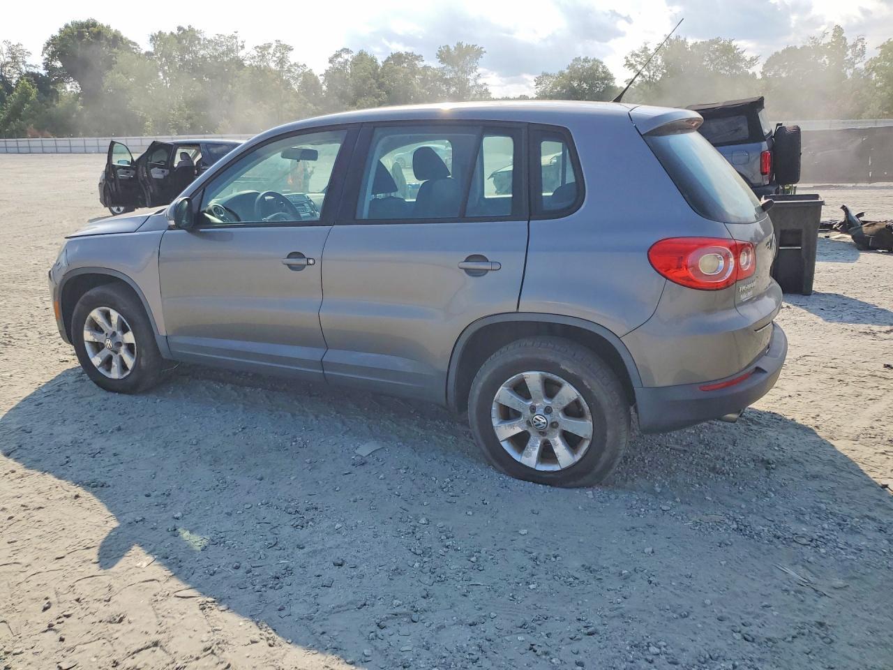 2010 Volkswagen Tiguan S - Фото 2
