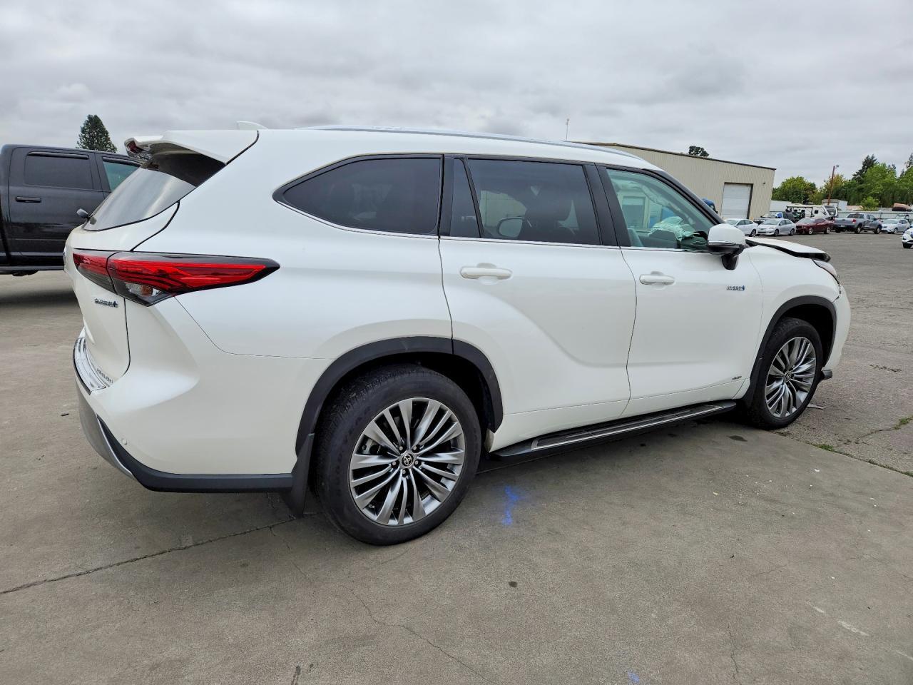2021 Toyota Highlander Hybrid Platinum - Image 3