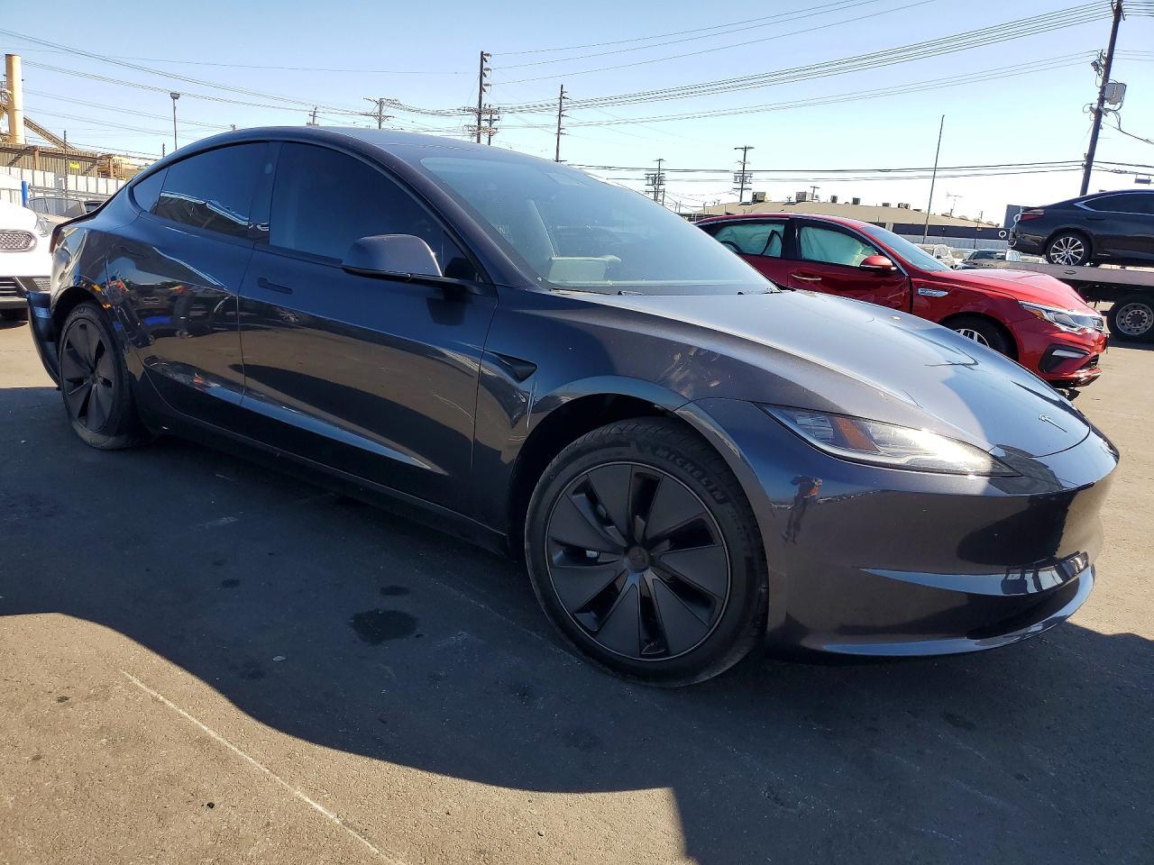 2025 Tesla Model 3 - Фото 4