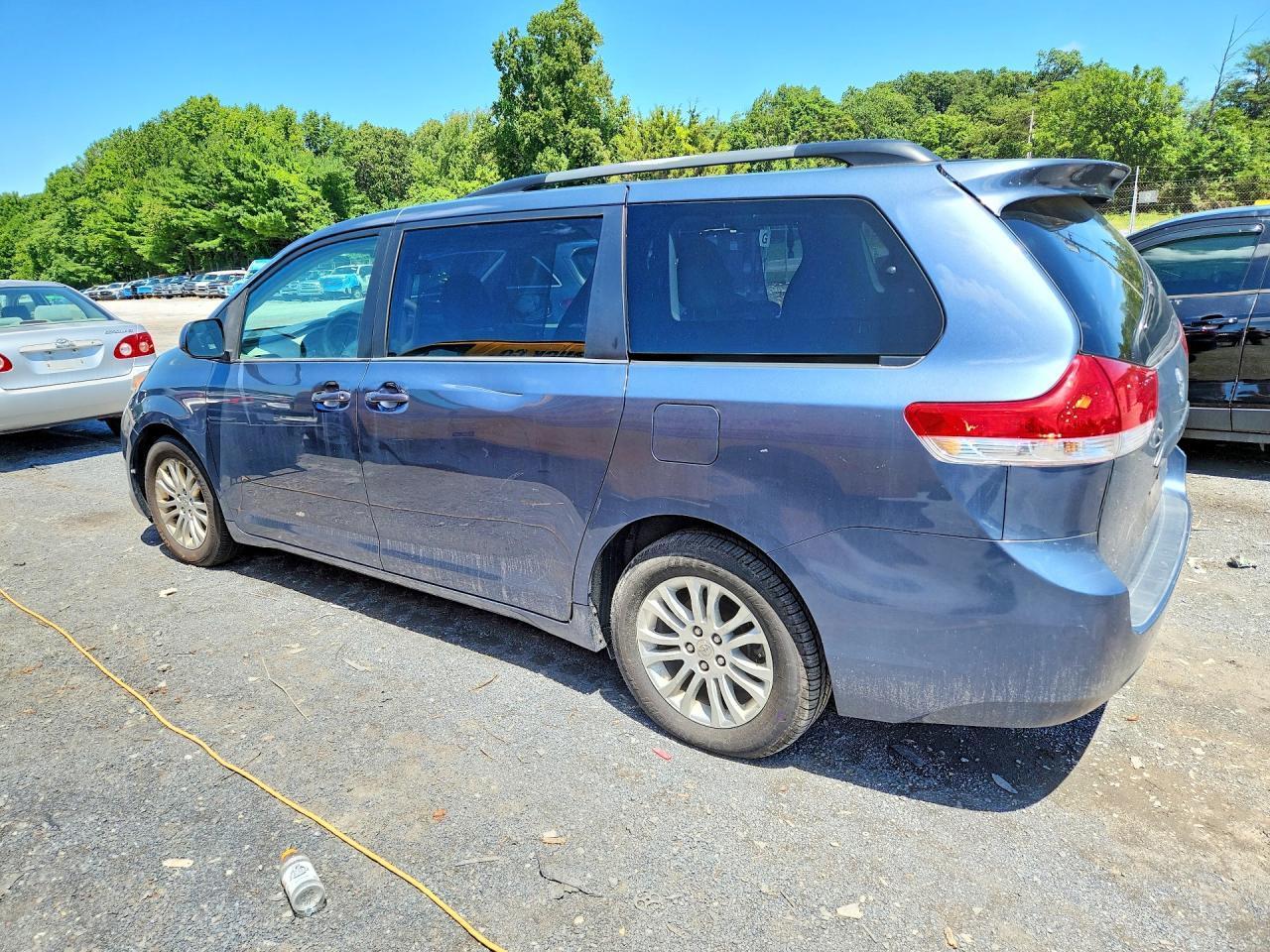 2013 Toyota Sienna Xle 8-Passenger - Фото 2