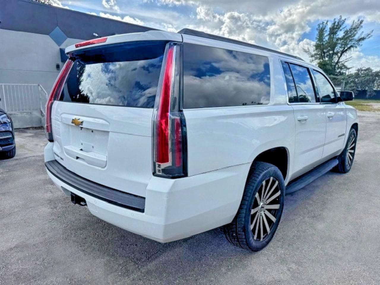 2015 Chevrolet Suburban C1500 Lt - Image 3