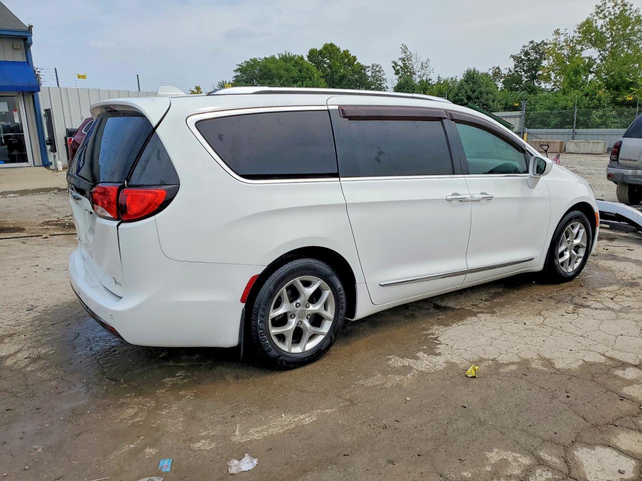 2017 Chrysler Pacifica Touring L Plus - Фото 3