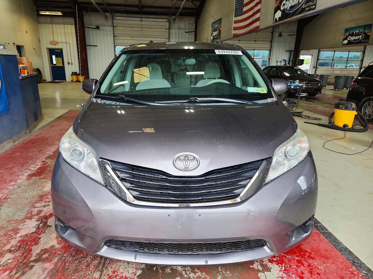 2011 Toyota Sienna Le - Фото 5