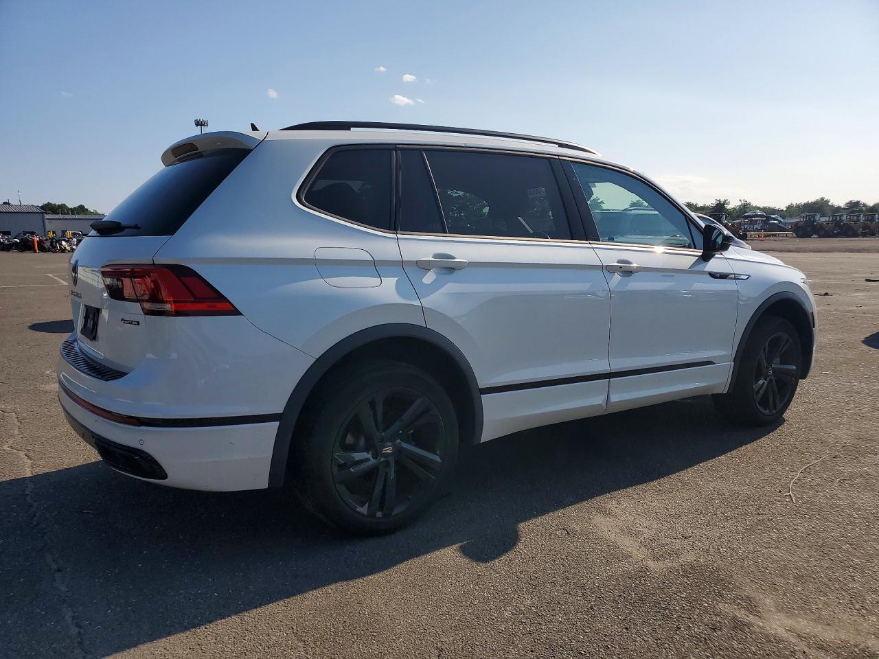 2024 Volkswagen Tiguan Se R-Line Black - Image 3