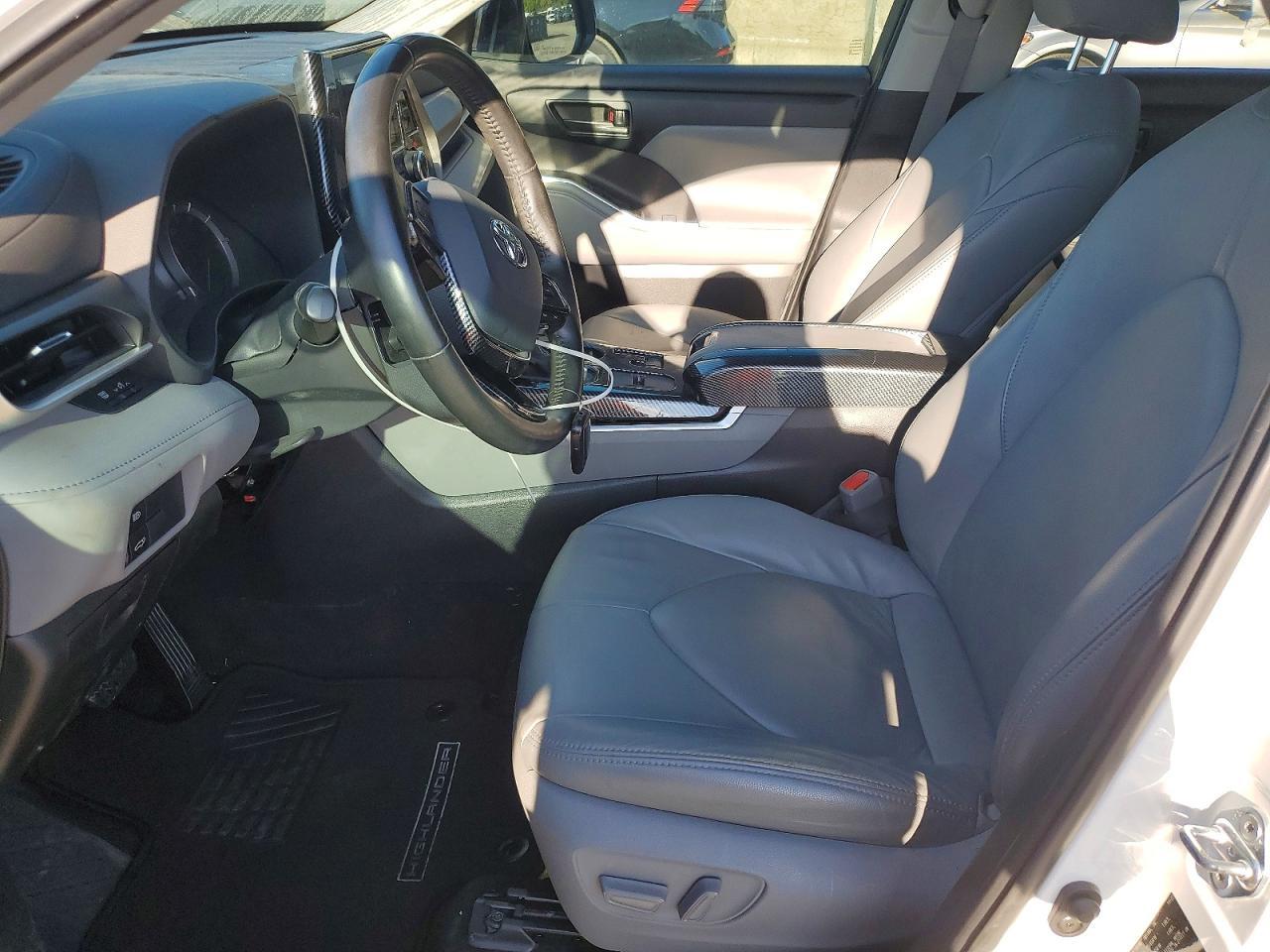 2023 Toyota Highlander Hybrid Le - Image 7