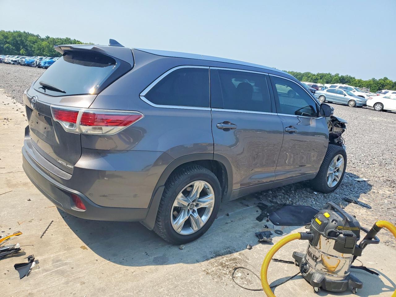 2016 Toyota Highlander Limited Platinum - Image 3
