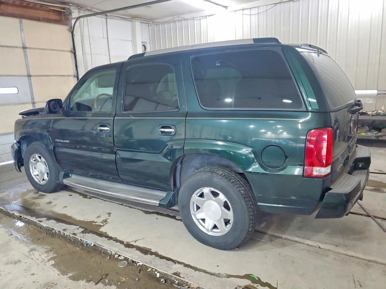 2002 Cadillac Escalade Luxury - Image 2