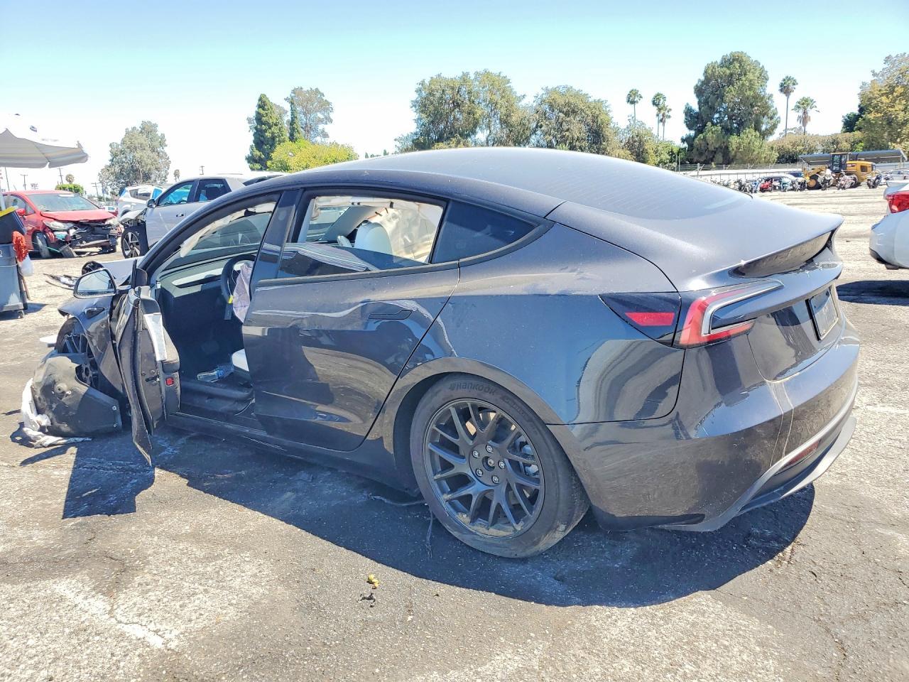 2025 Tesla Model 3 - Фото 2