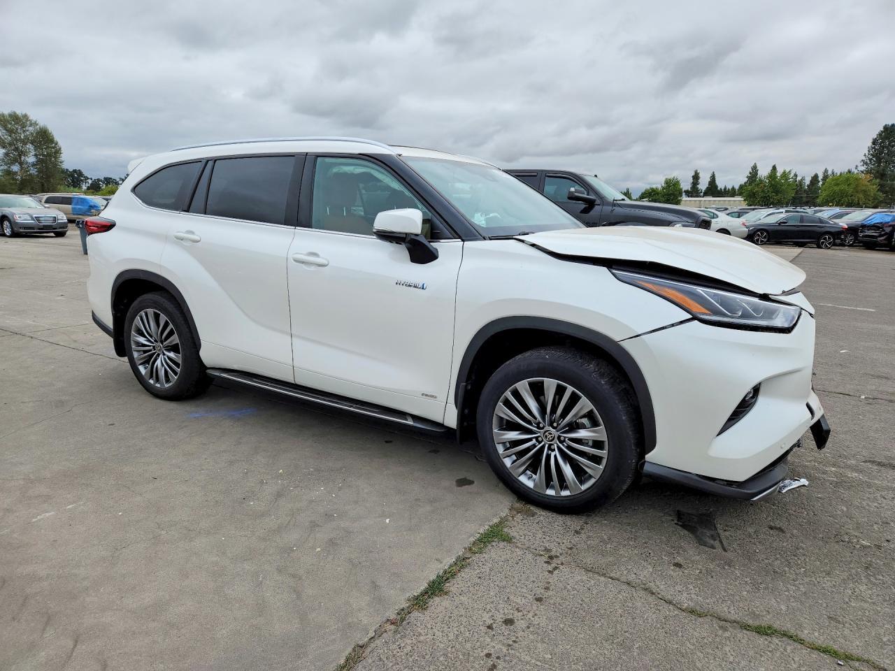 2021 Toyota Highlander Hybrid Platinum - Image 4