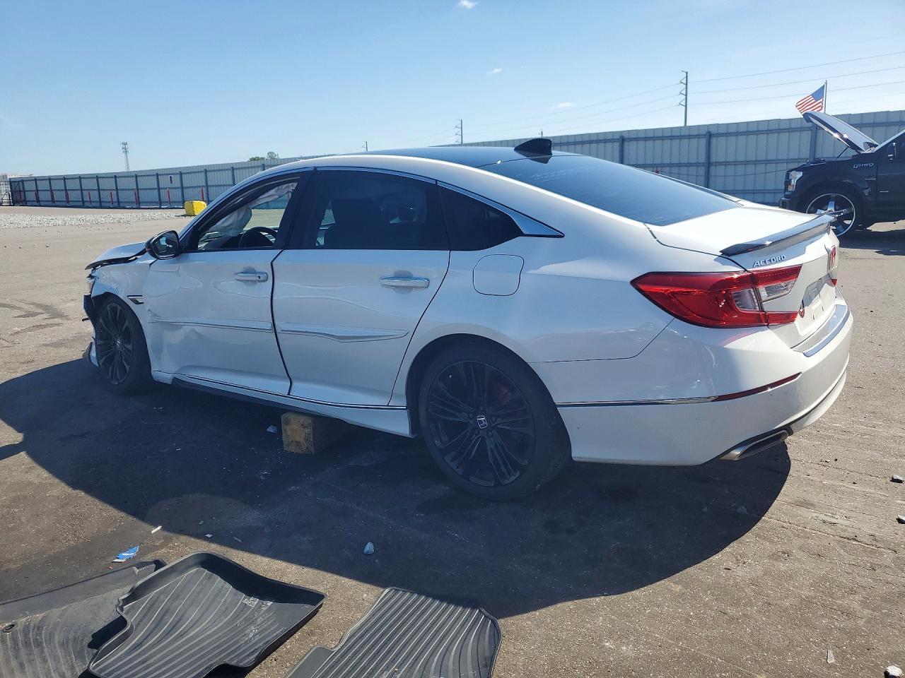 2018 Honda Accord Touring - Image 2