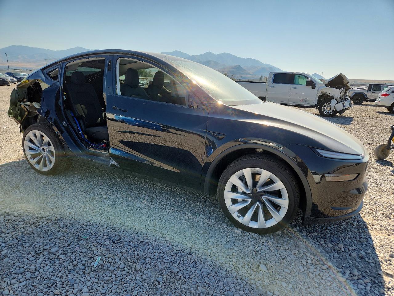 2026 Tesla Model Y - Фото 4