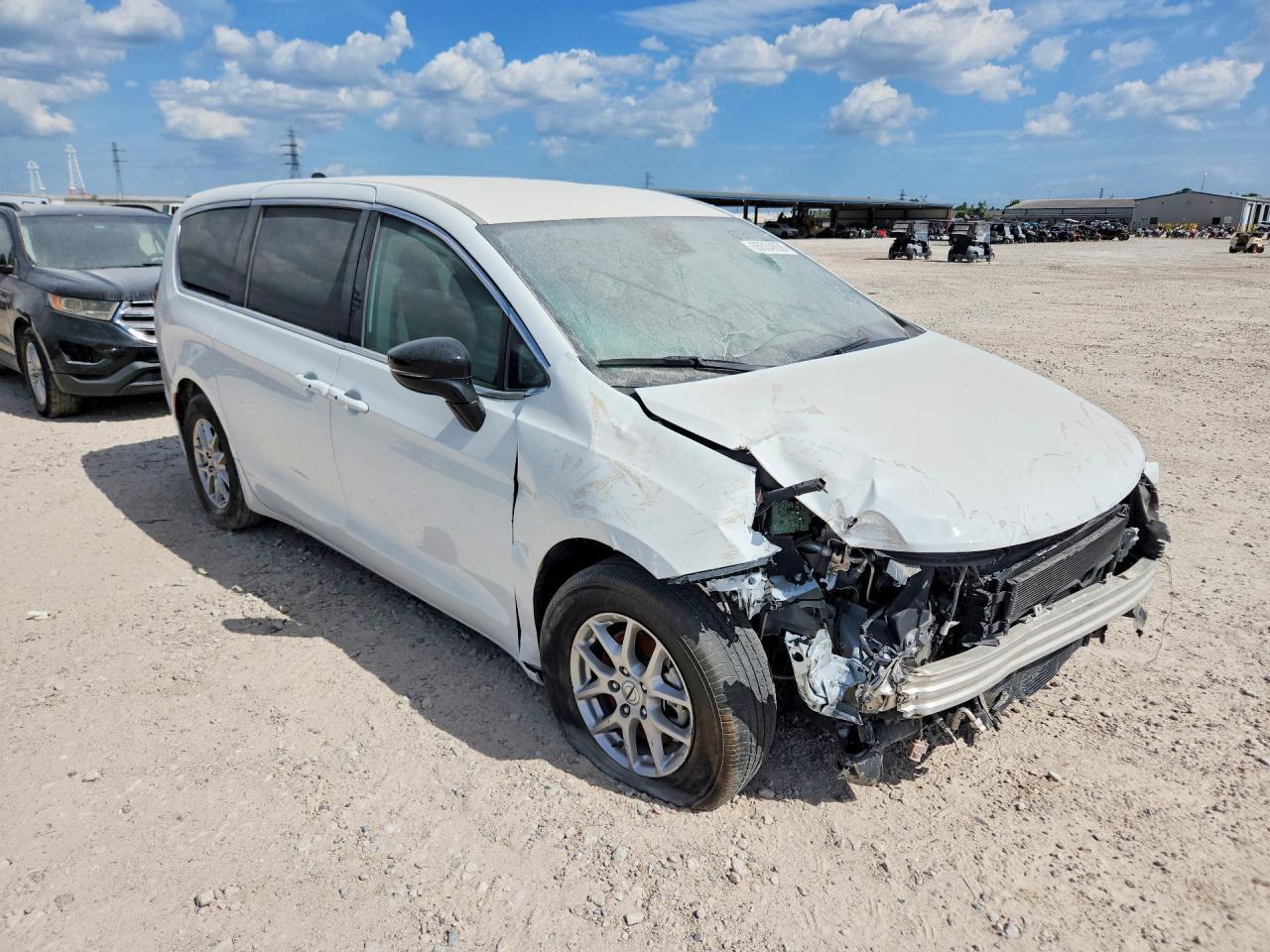 2024 Chrysler Pacifica Touring L - Image 4