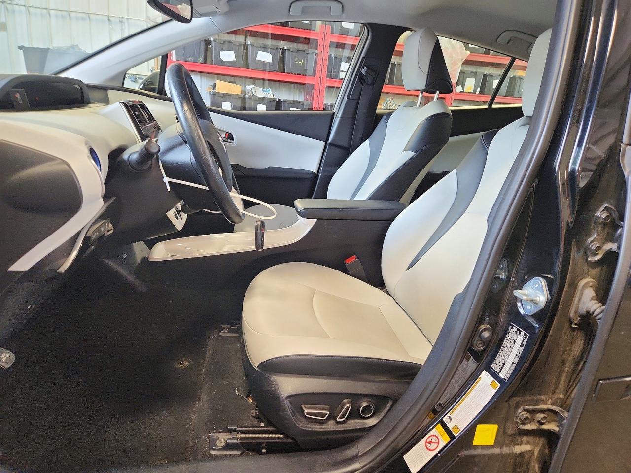 2016 Toyota Prius Four Touring - Image 7