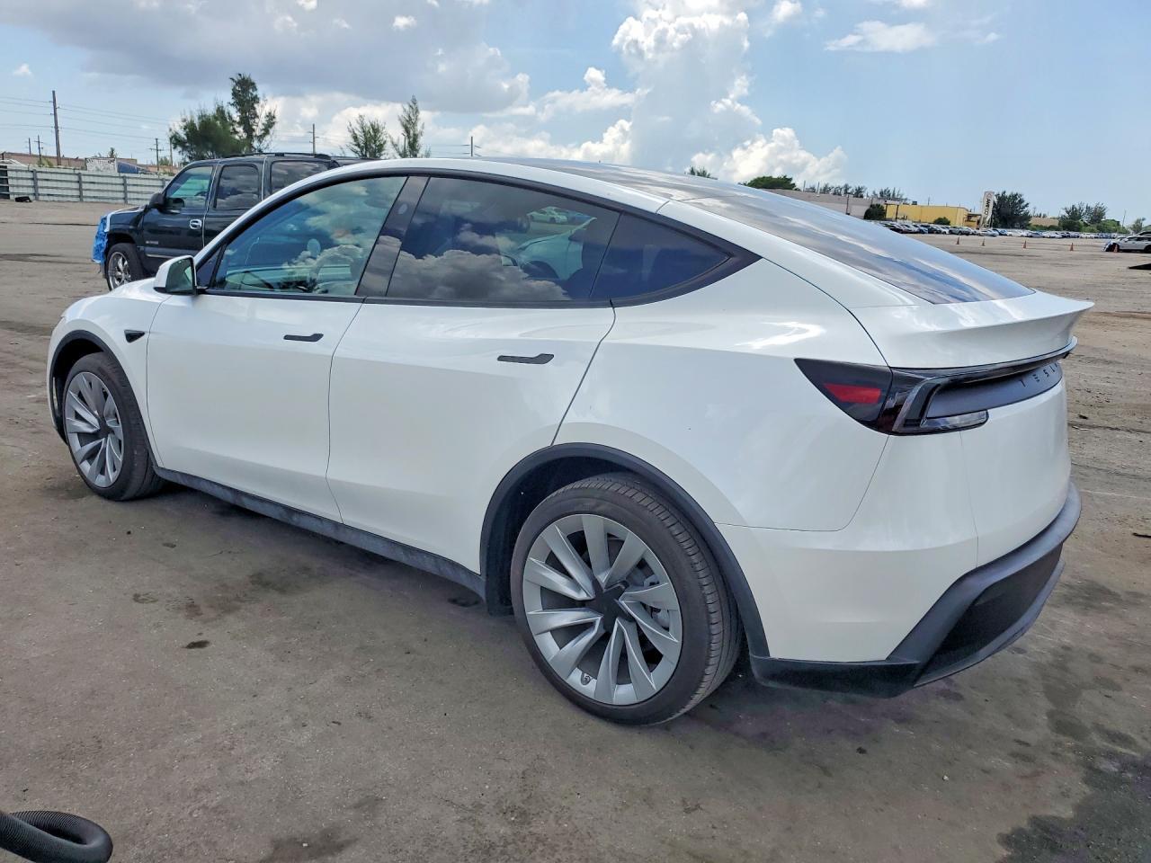 2026 Tesla Model Y - Фото 2