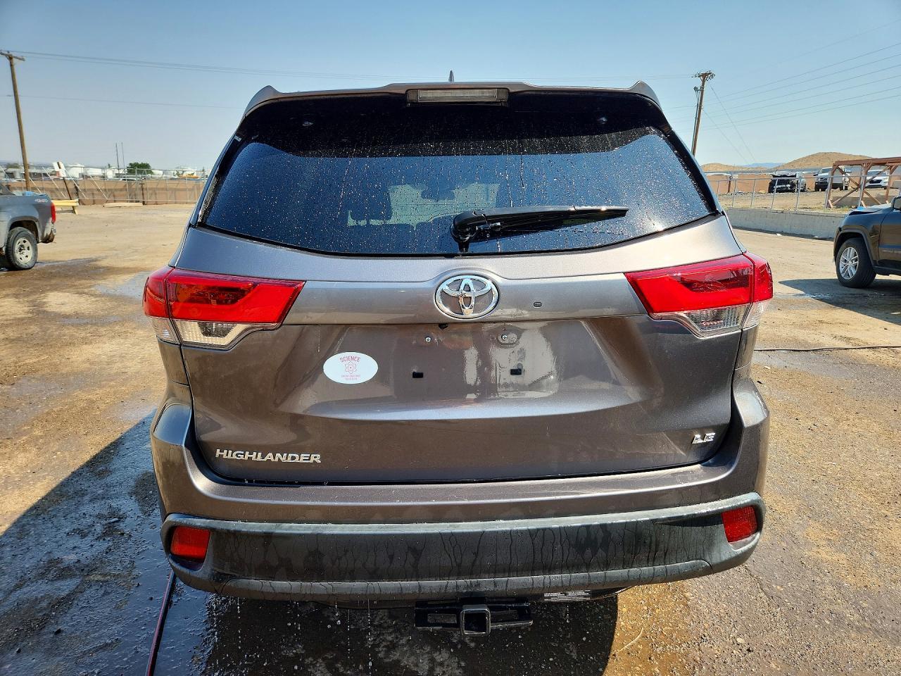 2017 Toyota Highlander Le Plus - Image 6