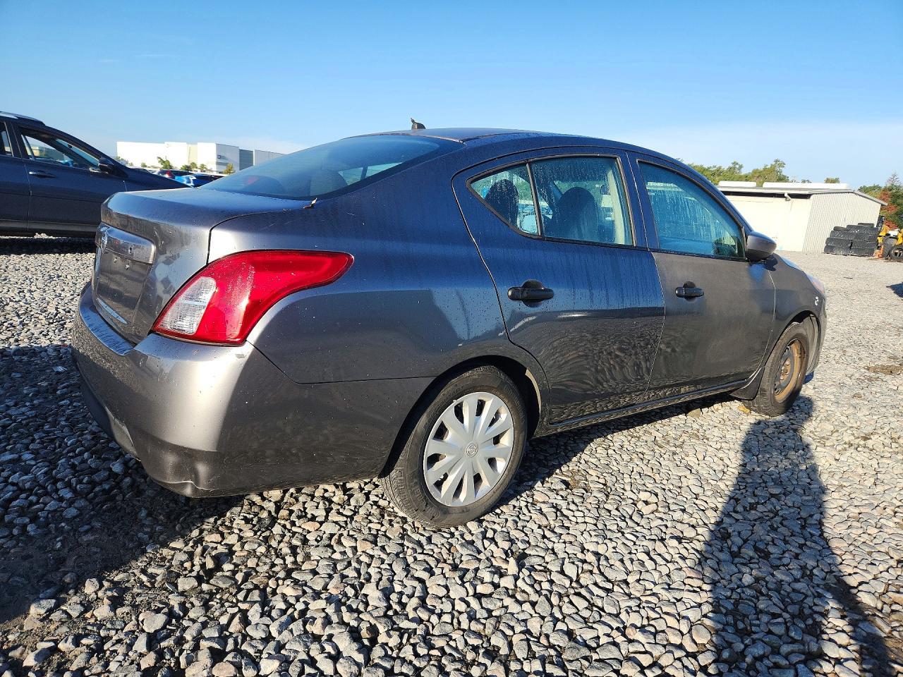 2016 Nissan Versa 1.6 S - Image 3