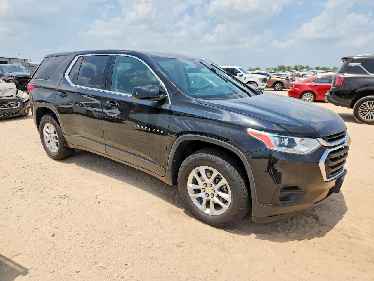 2021 Chevrolet Traverse Ls - Фото 4