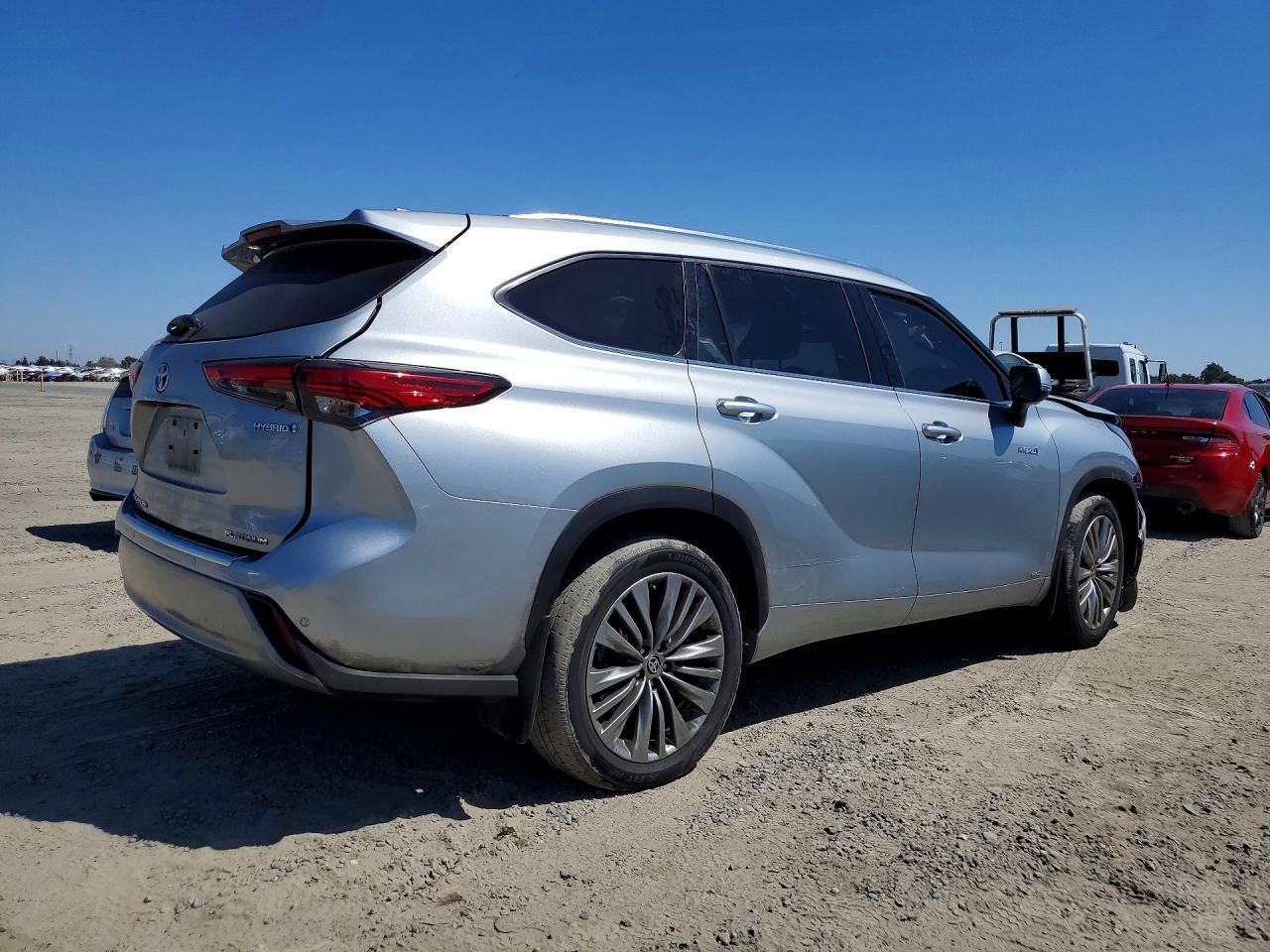 2021 Toyota Highlander Hybrid Platinum - Image 3