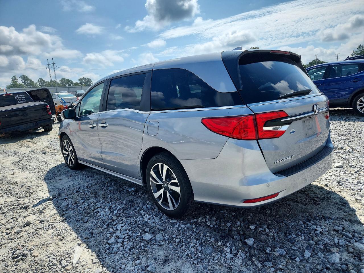 2023 Honda Odyssey Touring - Image 2