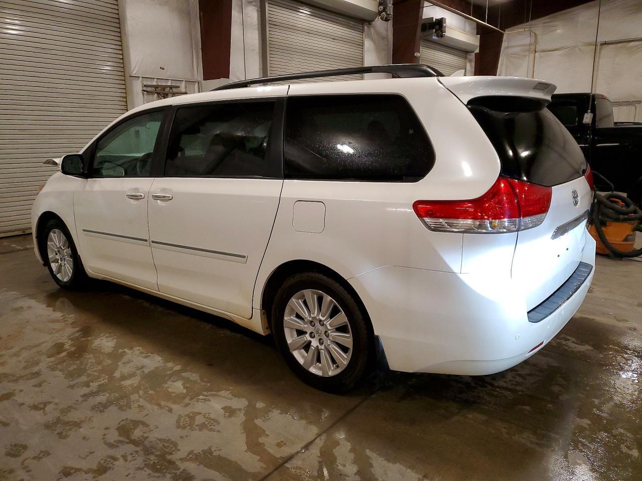 2013 Toyota Sienna Limited 7-Passenger - Фото 2