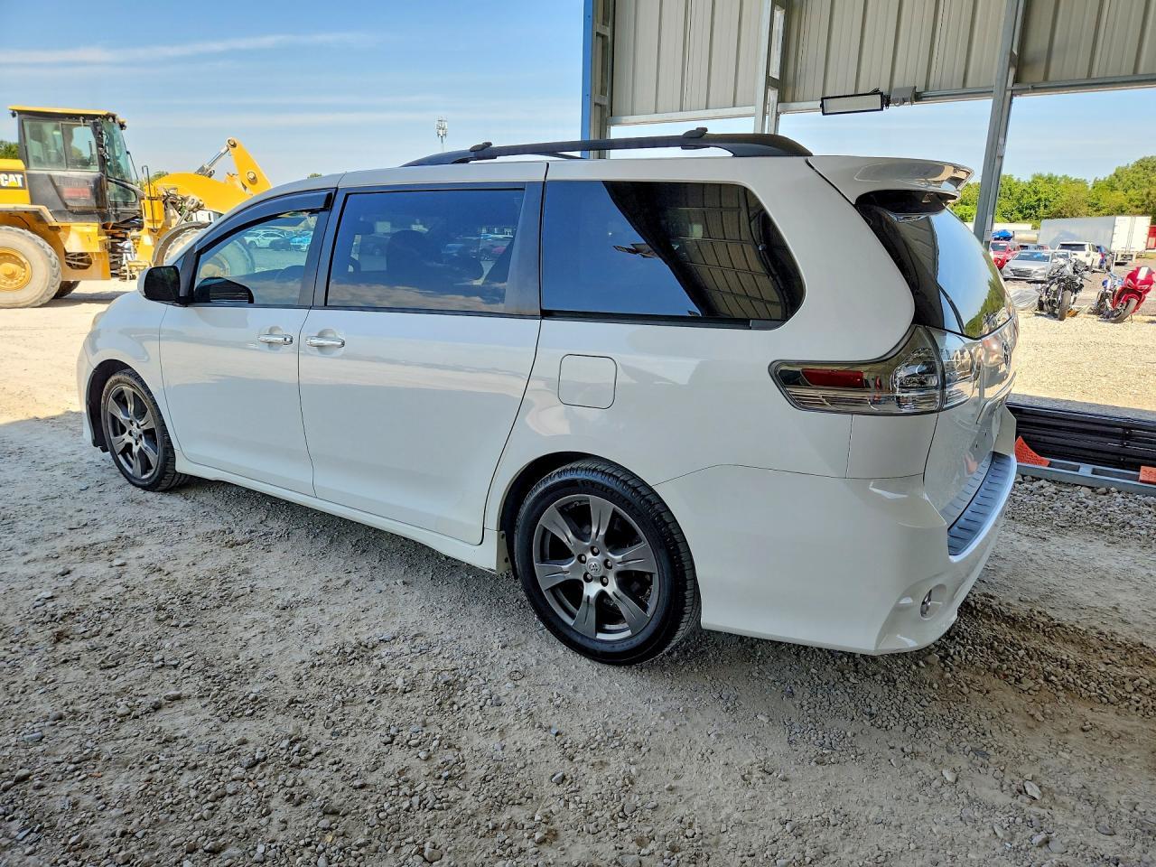 2017 Toyota Sienna Se - Фото 2