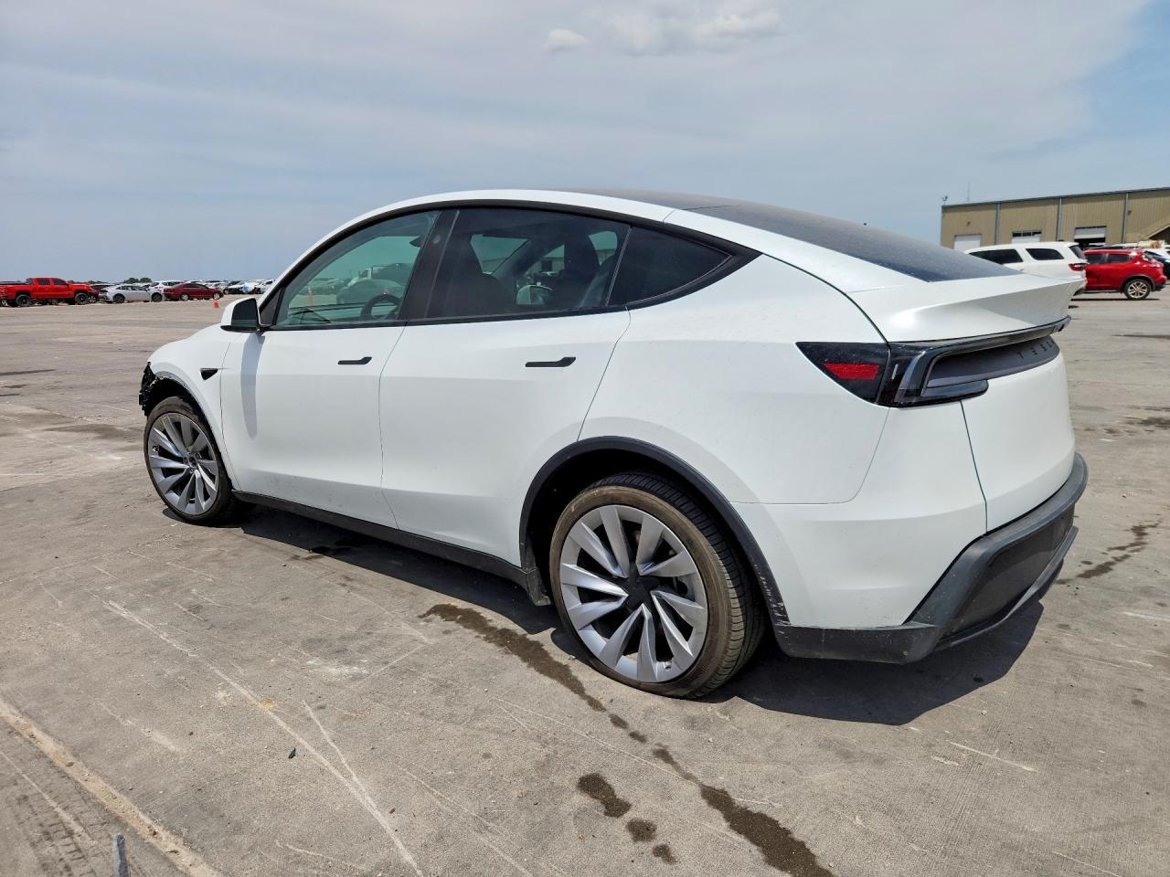 2026 Tesla Model Y - Фото 2
