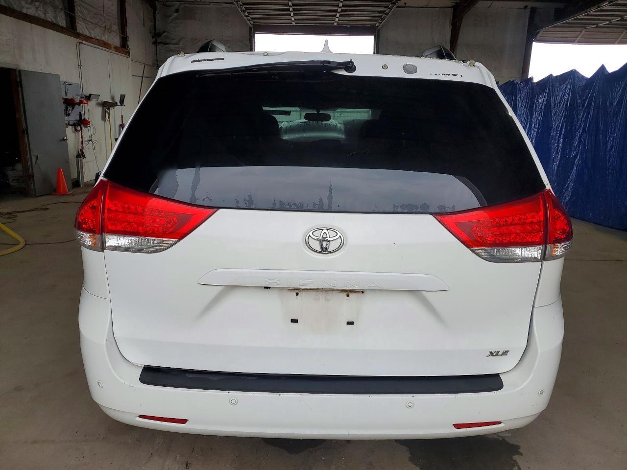 2011 Toyota Sienna Xle 8-Passenger - Image 6