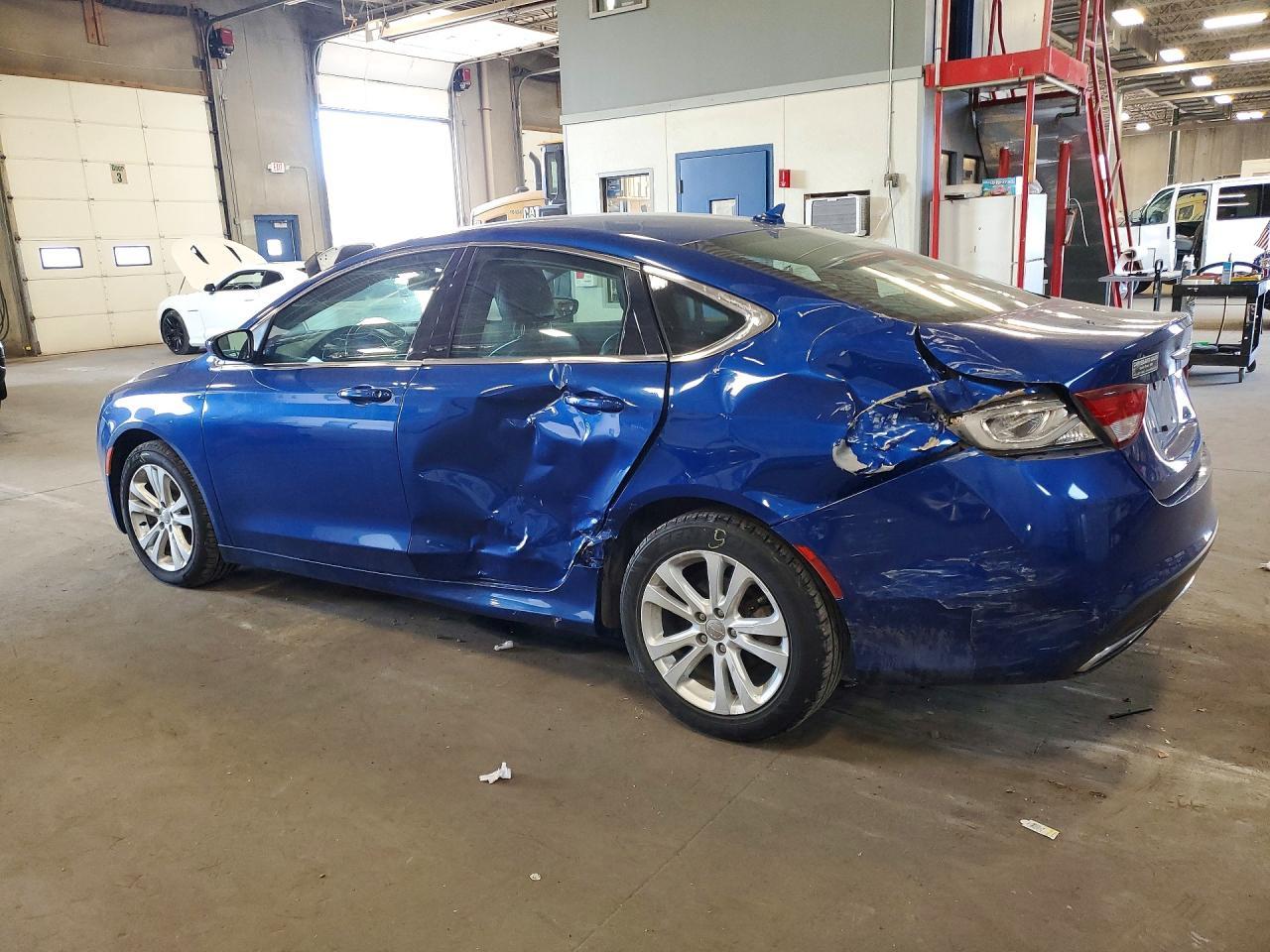 2016 Chrysler 200 Limited - Фото 2