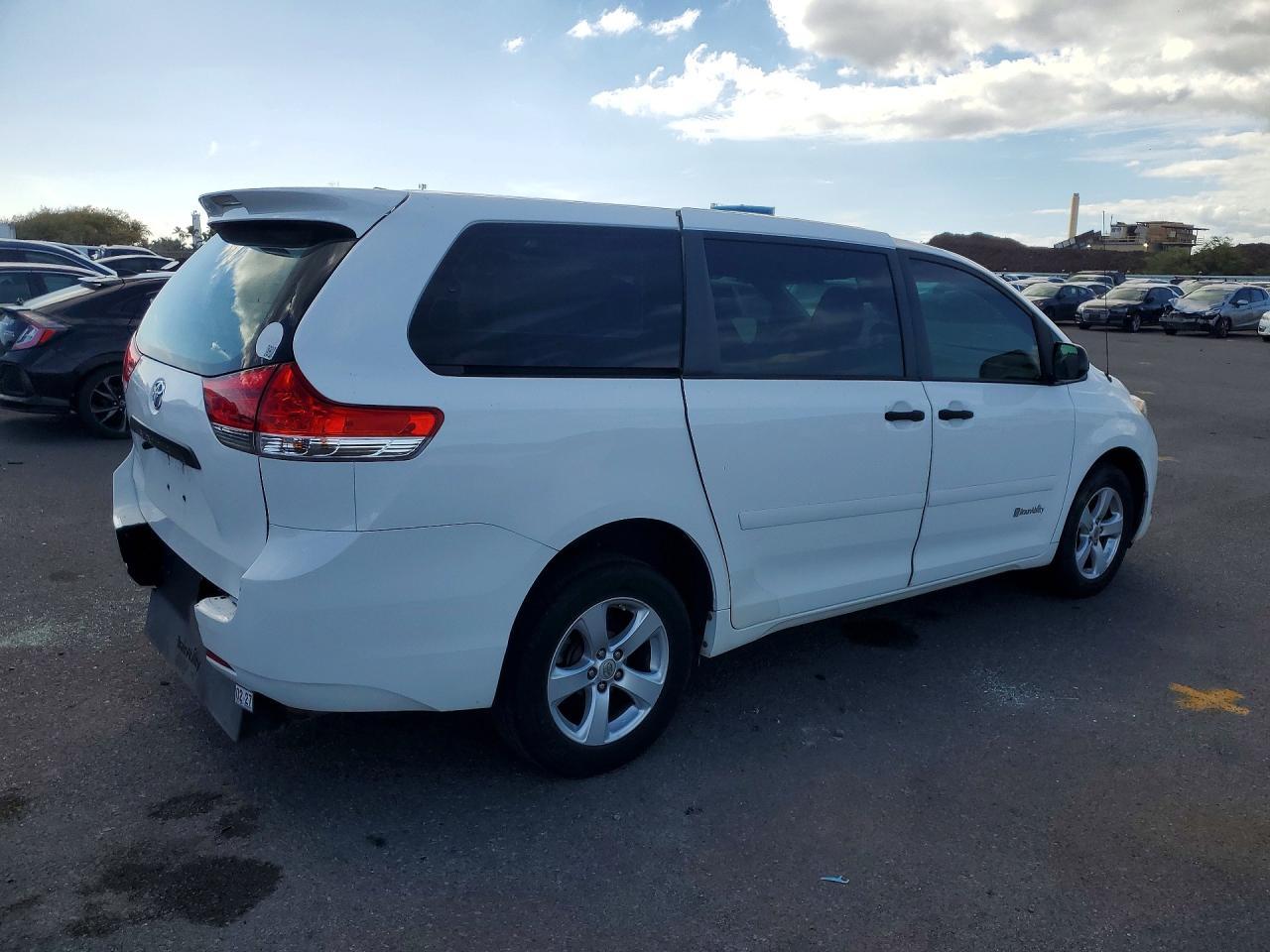 2014 Toyota Sienna L 7-Passenger - Image 3