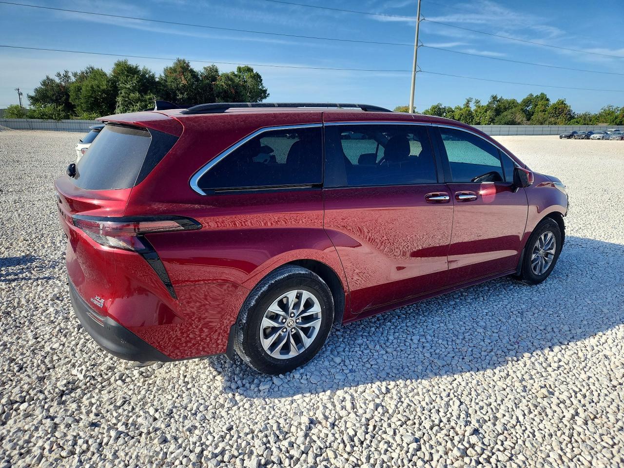 2024 Toyota Sienna Xle - Image 3