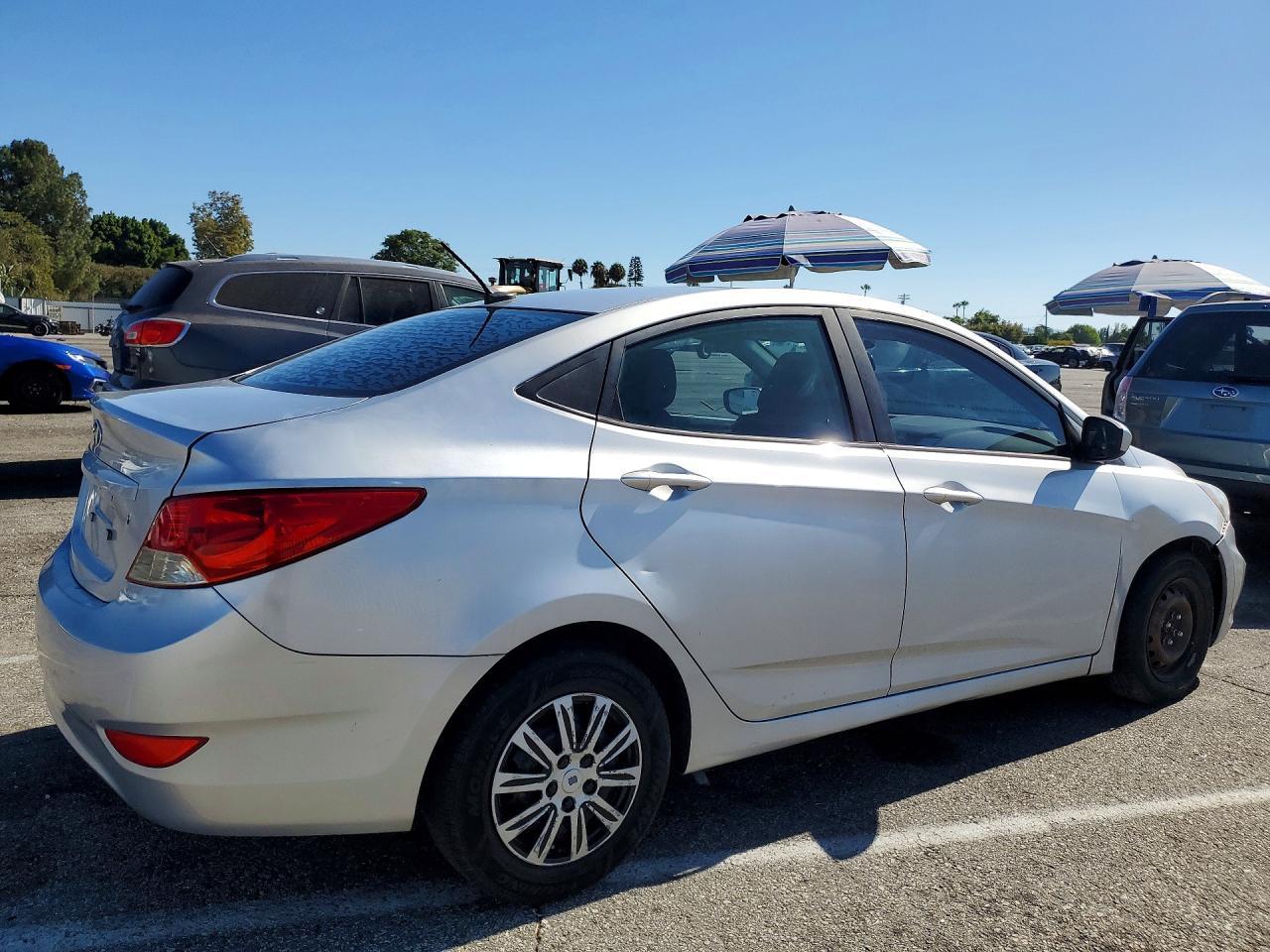 2012 Hyundai Accent Gls - Фото 3