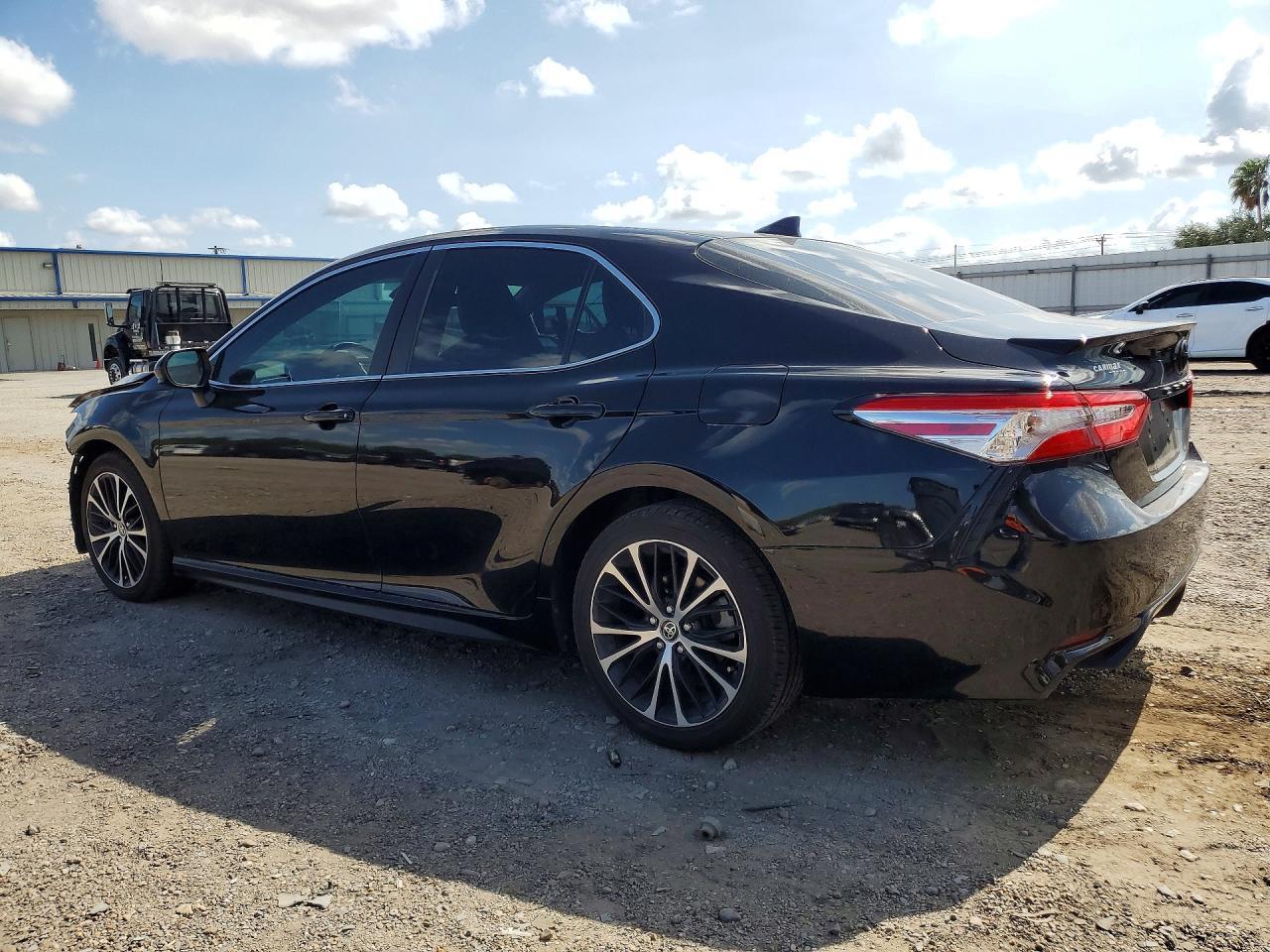 2020 Toyota Camry Se - Фото 2