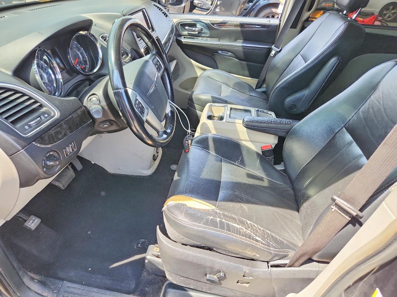 2011 Chrysler Town & Country Touring L - Фото 7