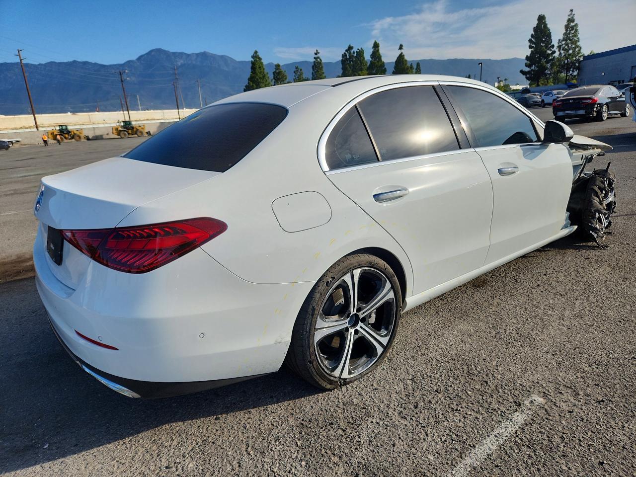 2025 Mercedes-Benz C 300 - Фото 3