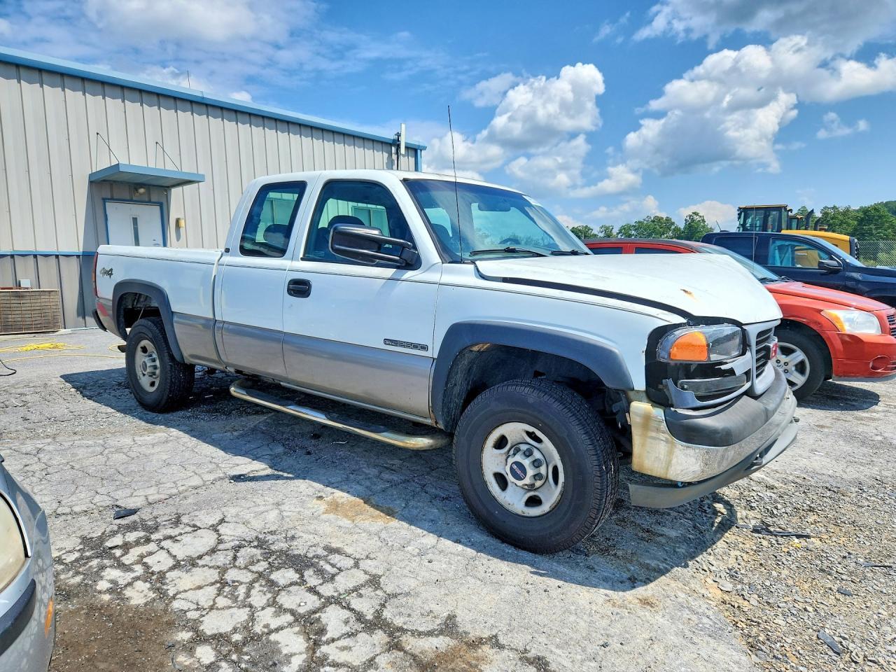 2001 GMC New Sierra K2500 - Image 4