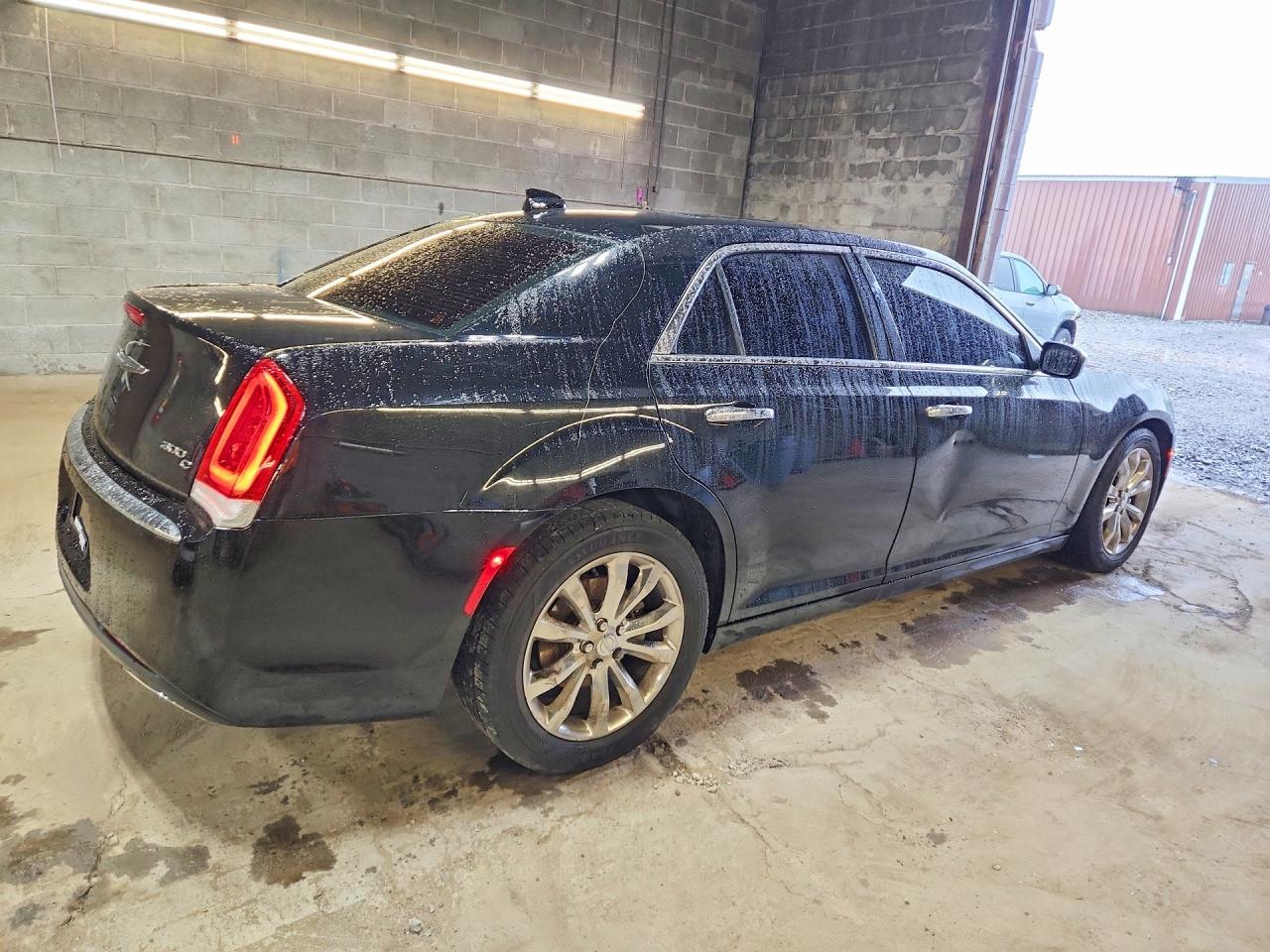 2017 Chrysler 300C - Фото 3
