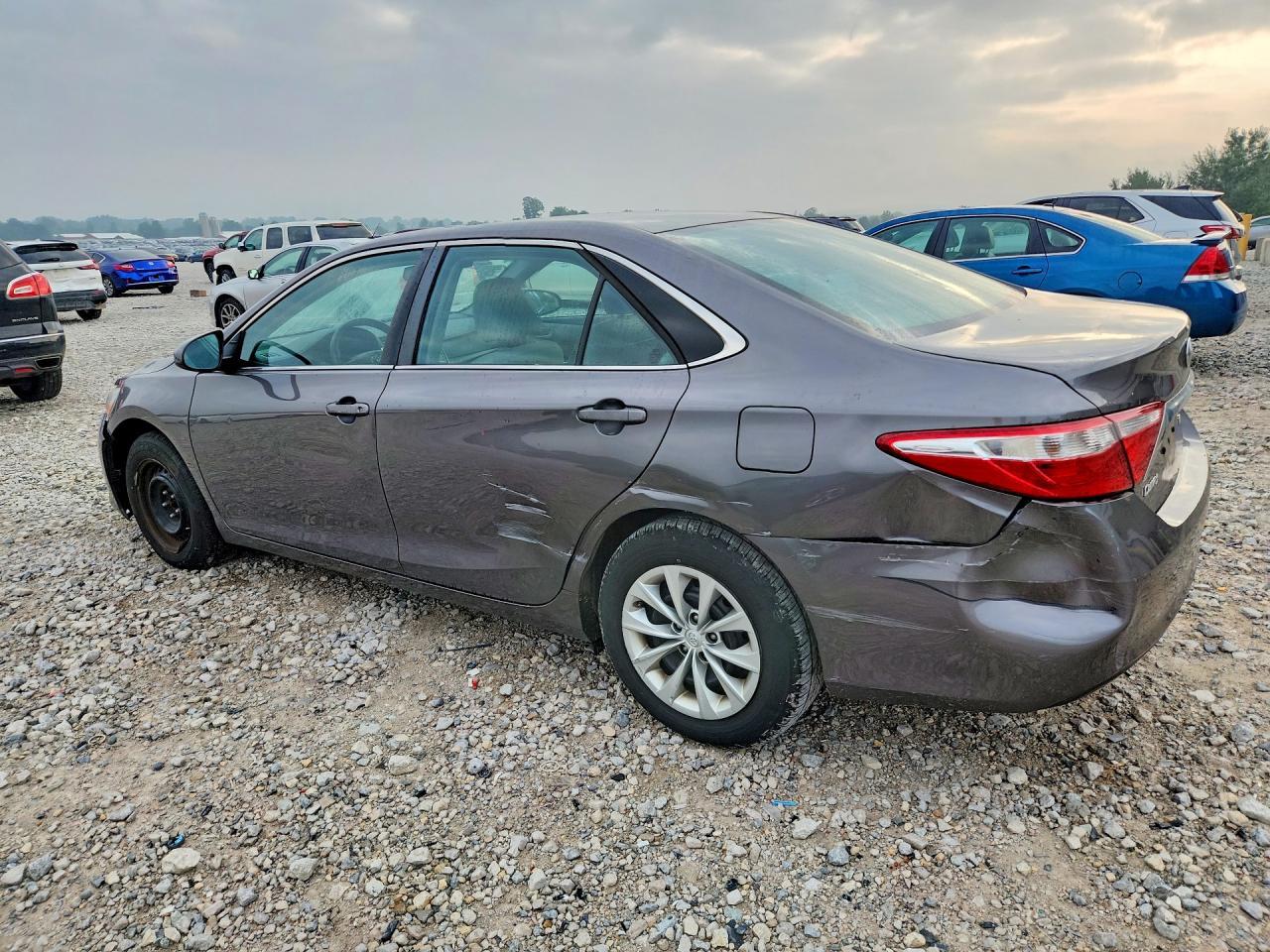 2016 Toyota Camry Le - Фото 2