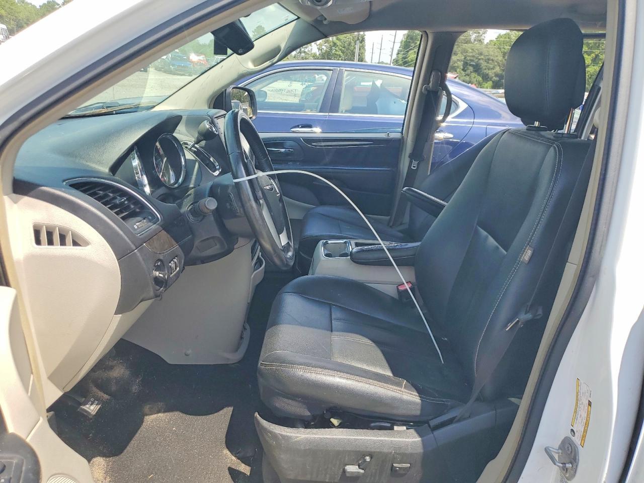 2016 Chrysler Town & Country Touring - Image 7