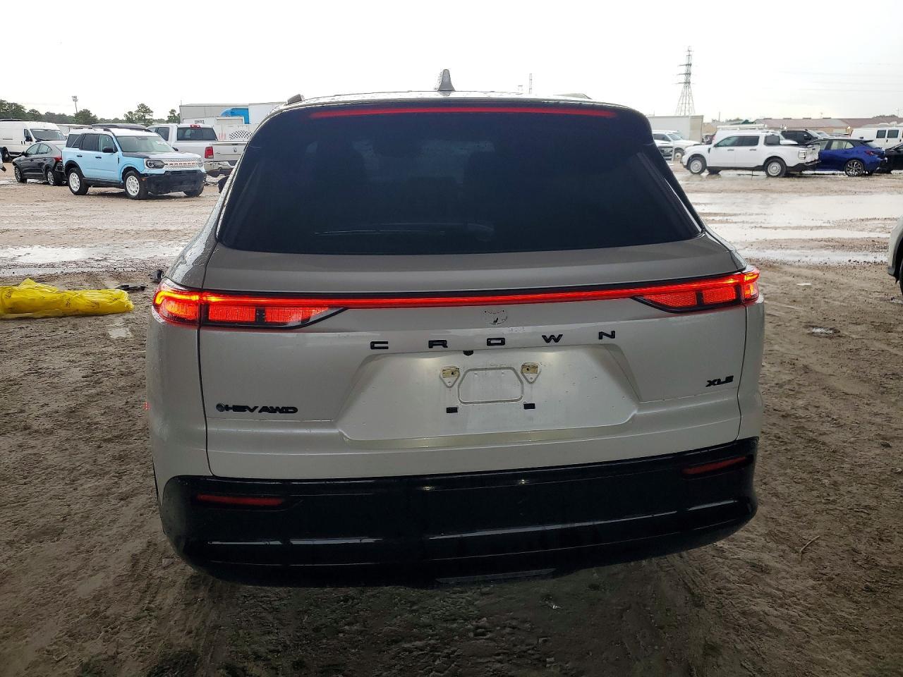 2025 Toyota Crown Signia Xle - Image 6
